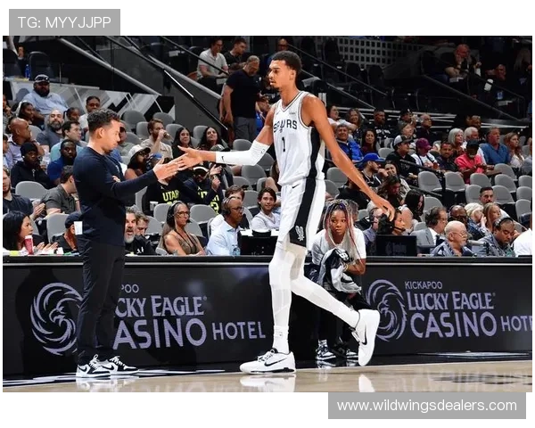 文班亚马砍下27分18篮板率领马刺力克热火重拾胜利信心